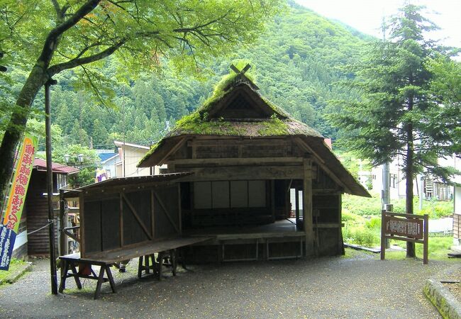 昭和５１年に国指定重要有形民俗文化財に指定された檜枝岐の舞台は、元来鎮守神の祭礼に歌舞伎を奉納するという形で上演されていました。