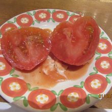 まるごとトマトのサラダが絶品の美味さ。