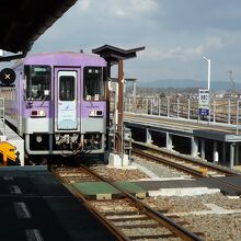 フラワ２０００形が停車中