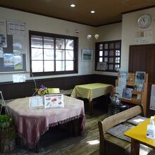 駅舎内のパン工房兼待合室