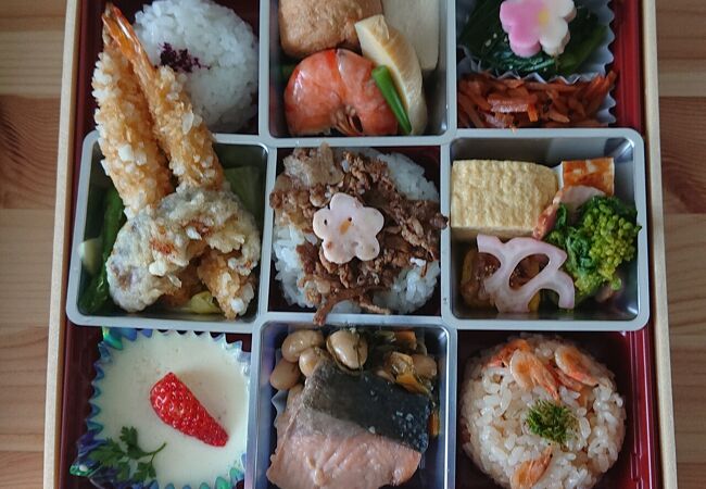 いろいろなお料理を少しずつ！上品で華やかなお弁当