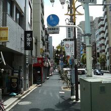 高田馬場駅から早稲田通りをしばらく歩くと街灯に看板が見えます