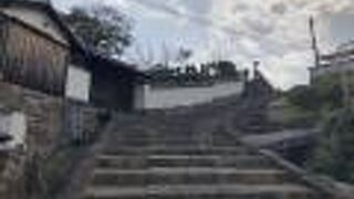 カーブがある坂です