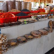 地元の人でにぎわう生活に根付いた市場：シヨブ・バザール
