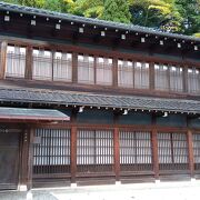 窓の格子が印象的な昭和初期の邸宅