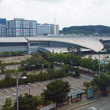 駅前は大型駐車場とHOTELに囲まれている