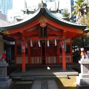 連続する赤い鳥居がインパクトのある神社