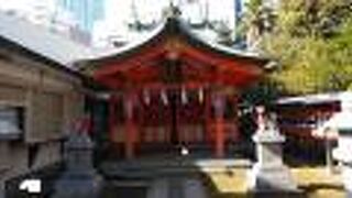 連続する赤い鳥居がインパクトのある神社