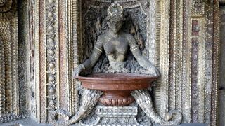 貝殻びっしりの奇っ怪で禍々しいグロット宮殿や圧倒的なタペストリー群は市井の暮らしぶりがわかるような珍しいテーマ