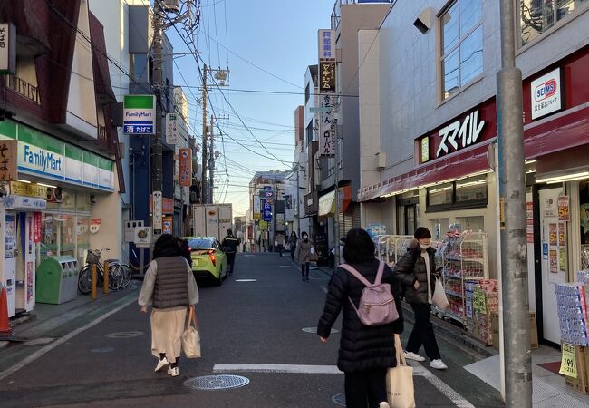 昔ながらの商店街です