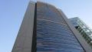 立派なビルに入居しています