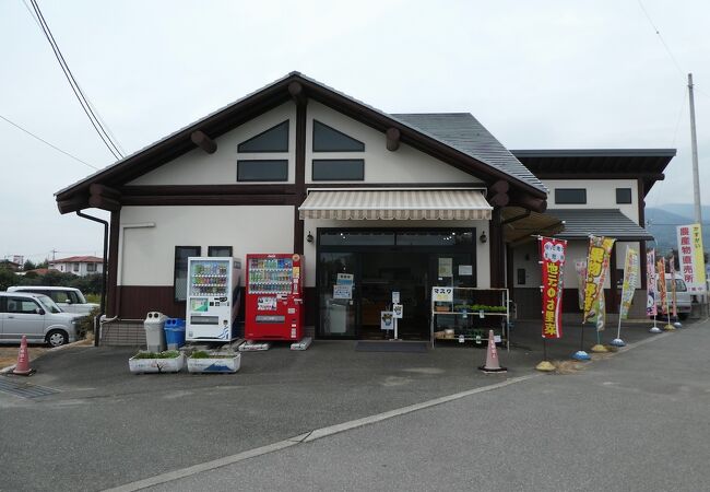 ブドウが１００円台も。野菜も安い。