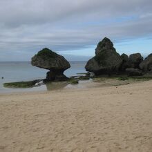 ニライビーチには、キノコのような形の岩がありました。