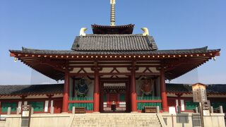 赤と青の仁王像