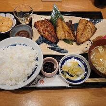 定食には３種類の小鉢が付いた。