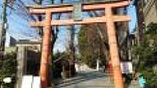 賑わいのある現代的な神社