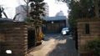 住宅街の中にある浄土宗寺院