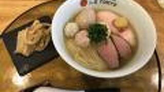 高級料亭のような店内で、丁寧に作られたあっさり系ラーメンをいただく幸せ