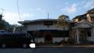 住宅街の中にある近代的な寺院