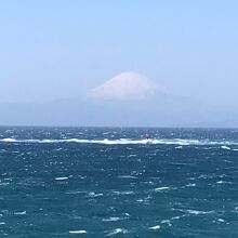 風が強いの江雲が飛ばされて富士山が良く見えました。