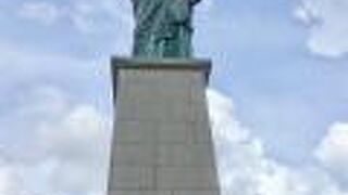 橋下の中州には自由の女神像