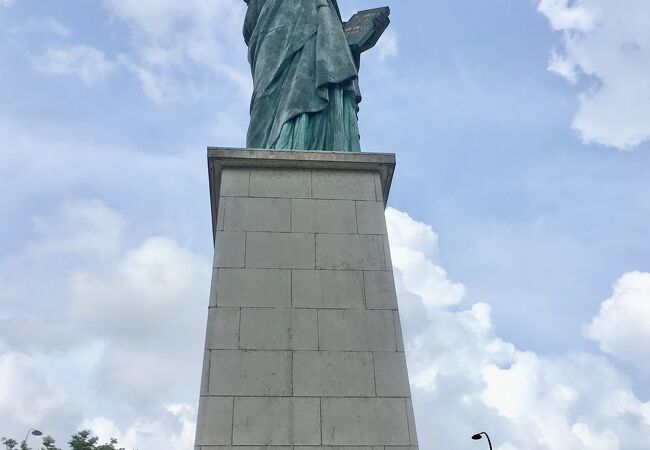橋下の中州には自由の女神像