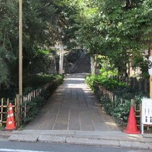 坂の途中に鳥居が見えました