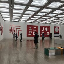 この国立新美術館の「新」というロゴも彼の作品です