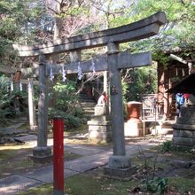 右手に「四合稲荷神社」と「西行稲荷神社社」
