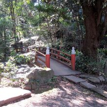左手には御神橋、その先には数基の碑がありました