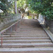 そして正面の階段を上っていきます