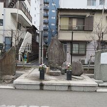 園内にある杉山地蔵尊