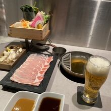 熟成豚ロースの食べ放題に生ビール