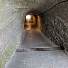 素掘りのトンネルを抜けると銭洗いの聖地