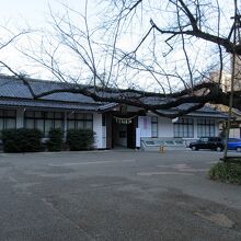 あの建物をくぐると…