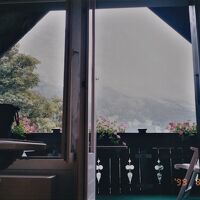 バルコニーからの景色（でも逆光で肝心の山が見えていません）