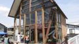 巨大な天狗のお面