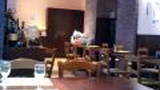 明るく広い店内