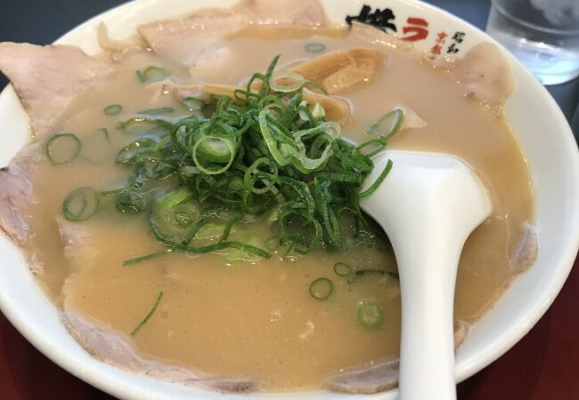 この店の名前でカップ麺や冷凍ラーメンが売られているくらい人気のある店！