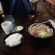 黒姫駅のすぐ近くにある人気のお蕎麦屋さん。うどんそばを頼むと無料でセルフご飯が食べれます。