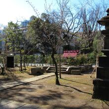 「赤坂氷川神社」境内に何かのプレートがありました