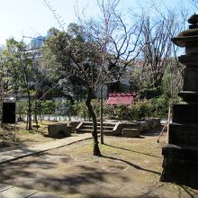 「九神社」手前には「浅野土佐守邸跡」の標識