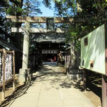 右手には社殿が見えました