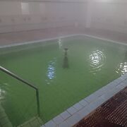 美しい緑色の温泉