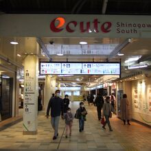 横浜寄りにはサウスもあります