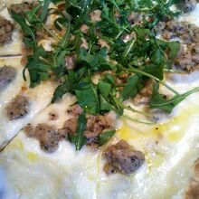 大きな焼きたてのピッツァ