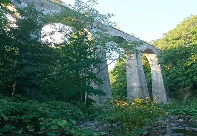 堀川橋梁として有名。