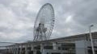 本線は伊丹空港から門真市駅へ、万博公園駅からの分岐線は北摂彩都駅へ走行する高架鉄道