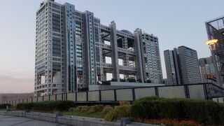 ゆりかもめと共に見ると近未来感が