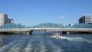 厩橋のひとつ上流に架かる橋